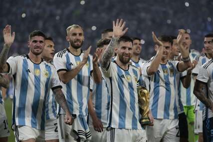 Reprezentacija Argentine sa trofejom s Mundijala pozdravlja publiku