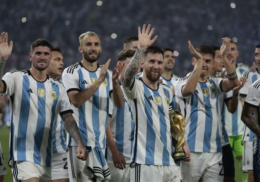 Reprezentacija Argentine sa trofejom s Mundijala pozdravlja publiku
