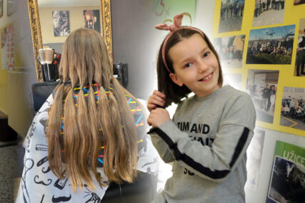 Mala djevojčica, ali veliki čovjek: Viktorija (8) skratila kosu koju nije šišala od rođenja i donirala za pravljenje perika oboljeloj djeci (FOTO)