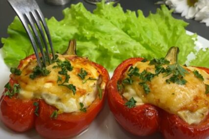 Punjene paprike s piletinom i gljivama: Spremite ukusan obrok za čitavu porodicu (VIDEO)