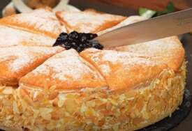 Torta koja ostaje mekana danima: Tajna je u toplom prelivu koji se sipa preko kore