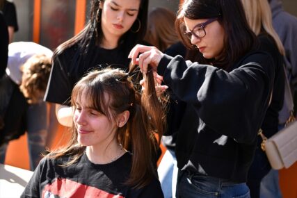 Masovno se šišali uz gradsko šetalište: Mostarski učenici donirali kosu za izradu perika oboljelim od karcinoma (FOTO)