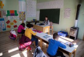 Ovi mališani su dokaz da se može bez interneta i društvenih mreža: Osnovnu školu u ovom selu pohađa samo 3 đaka (FOTO)