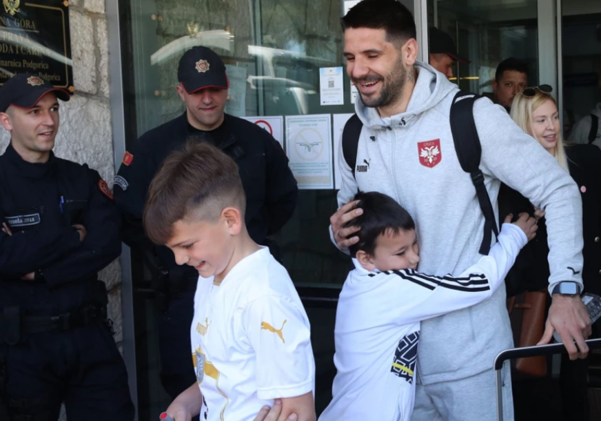 Aleksandar Mitrović s djecom