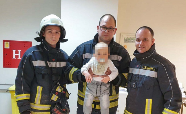 Vatrogasci izbavili bebu koja je zaglavila ruku