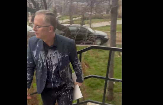 Besnik Bisljimija gađali tortom i milkšejkom