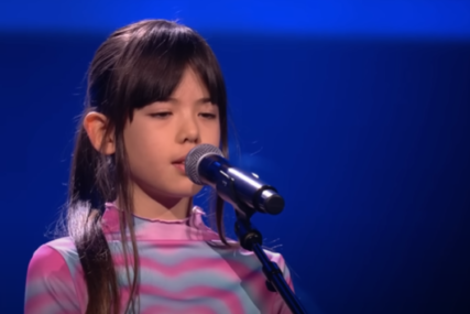 "JAKO ME DIRNULO" Djevojčica na nastupu koristila znakovni jezik kako bi je sestra razumjela, žiri se rasplakao (VIDEO)