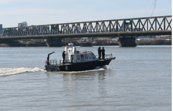 Prevrnuo se čamac sa mladićima u Dunavu