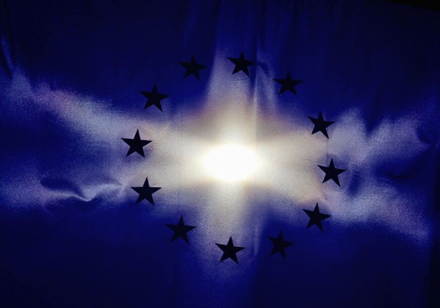 zastava Evropske unije pokriva sunce