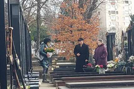 Prošlo 13 tužnih godina: Majka Ksenije Pajčin slomljena na Novom groblju, u rukama nosi buket šarenog cvijeća (VIDEO)