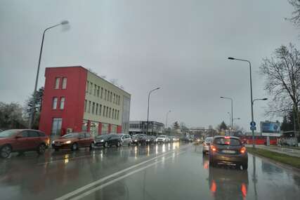 SAOBRAĆAJNO LUDILO Vozači imajte strpljenja, velike gužve na ulicama Banjaluke (VIDEO, FOTO)