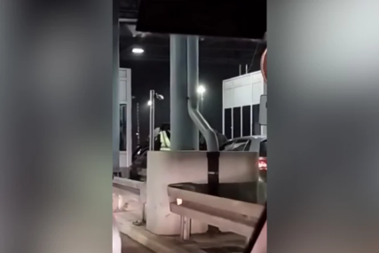 Filmsko hapšenje na naplatnoj rampi: Policajci istrčali iz automobila pa skočili na vozača i suvozača (VIDEO)