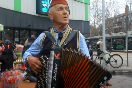 "Volim cure plavuše, ofarbane glavuše" Nahid je pravi ljubavnik, pjesmom je osvojio srca skoro 80 ŽENA (VIDEO)