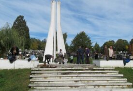 Udarnički u nedjelju: Članovi Gradskog odbora SUBNOR čistili i uređivali Partizansko groblje