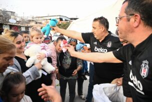 Igračke prikupljene na stadionu Besiktasa stigle u ruke mališana u Hataju
