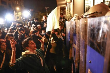 Nisu birali sredstva: Policija u Istanbulu upotrebila biber sprej na demonstracijama (VIDEO)