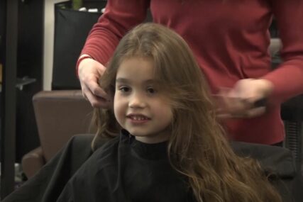 DJEČAK VELIKOG SRCA Kristijan se ošišao prvi put sa 7 godina, pa kosu darovao oboljelima od karcinoma (VIDEO)