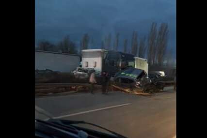 Užas u Mađarskoj: Sudar 5 kamiona i 37 automobila, na desetine ljudi povrijeđeno (VIDEO)