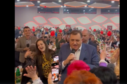 Milorad Dodik pjeva
