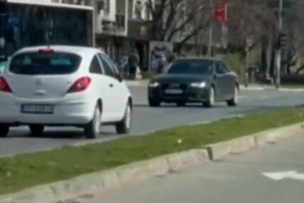 Nevjerovatna scena: Vozi u kontra smjeru i ne obazire se na automobile koji mu idu u susret (VIDEO)