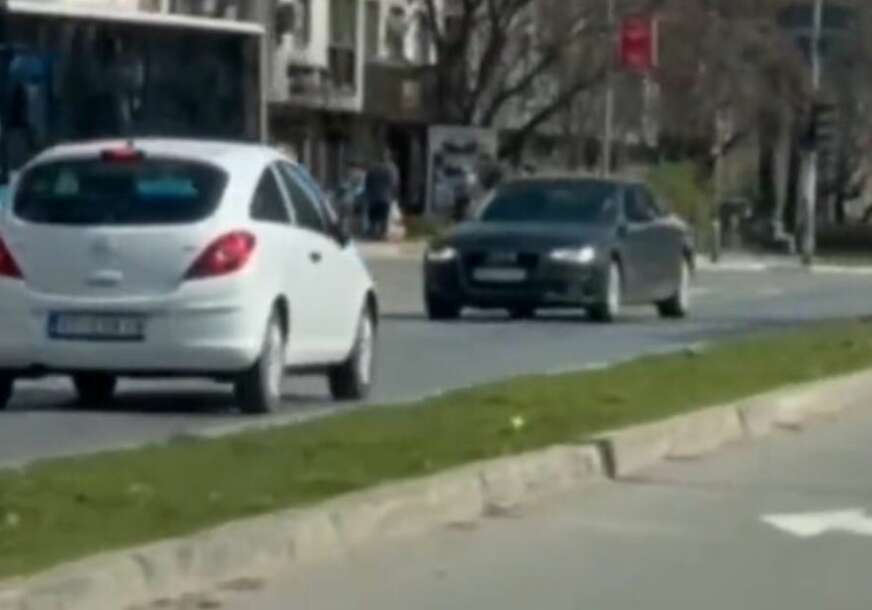 Nevjerovatna scena: Vozi u kontra smjeru i ne obazire se na automobile koji mu idu u susret (VIDEO)