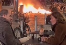 Hit na internetu: Njih dvoje u bašti kafića, a u pozadini gori Pariz (VIDEO)