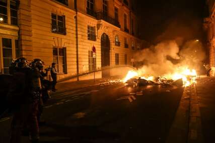 Sukob policije i demonstranata: U Parizu se ne smiruju neredi povodom nove Vladine odluke