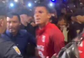 HAOS U MADRIDU Igrači Perua završili u stanici nakon sukoba s policijom (VIDEO)