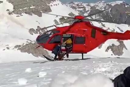 Crveni helikopter na planini