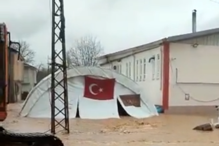 Kao da su ukleti: Poslije zemljotresa Tursku pogodile poplave, nestalo najmanje 9 ljudi (VIDEO)