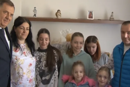 Osmočlana porodica Badnjar  dobila novi krov nad glavom: Dodik na useljenju sa poklonom, uručio ikonu Svetog Jovana (VIDEO)