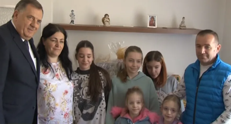 Porodica Badnjar dobila novu kuću, Dodik na usleljenju