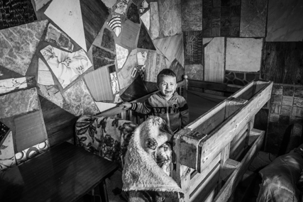 "Najmlađi sin mi spava na DRVENOJ PALETI" Ivica sa ženom i 4 djece živi u NEHUMANIM USLOVIMA