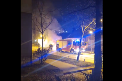AUTOMOBIL U PLAMENU  Sinoć u Banjaluci izbio požar (VIDEO)