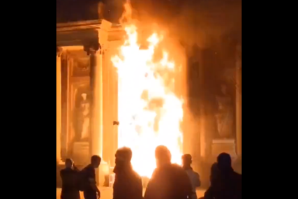 Protesti u Francuskoj izmakli kontroli: Zapaljena zgrada gradske skupštine