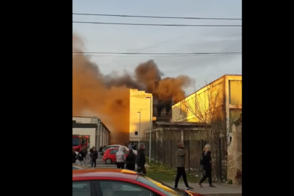 Bukti veliki požar: Gori stara zgrada fabrike za preradu mesa (VIDEO)