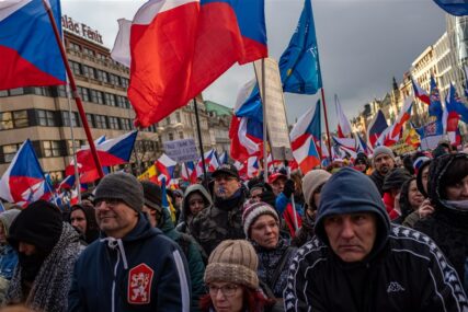 Hiljade ljudi na ulicama Praga: Demonstranti od vlade traže da prekine sa isporukom oružja Ukrajini