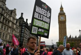 Priprema se haos: U Britaniji sveopšti štrajk, više od 100.000 ljudi izlazi na ulice