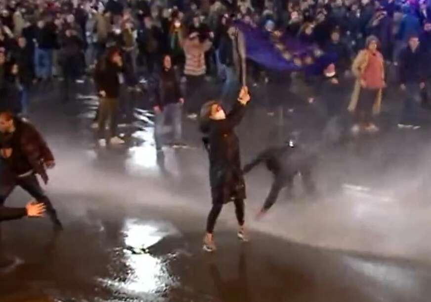 Haos na protestima u Gruziji: Fotografija žene ispred vodenog topa obišla svijet (VIDEO)