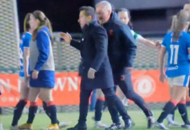 SKANDAL U DERBIJU Dok su se fudbalerke pozdravljale, pomoćni trener udario glavom glavnog (VIDEO)