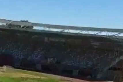 Vrela akcija nasred stadiona: Prolaznici prvo bili u nevjerici, pa su upalili kameru (VIDEO)