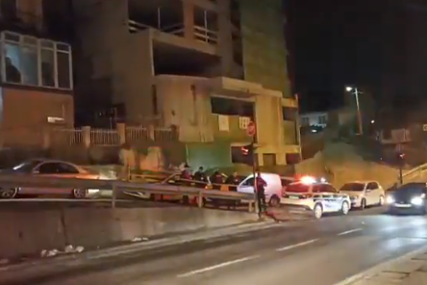 U dvorište kuće bačena bomba: Nakon eksplozije u Sarajevu oštećen kuća i automobil (VIDEO)