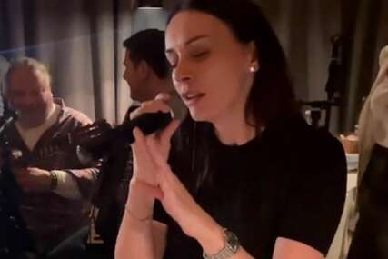 Glumica je sve oduševila svojim glasom: Sloboda Mićalović se latila mikrofona i zapjevala hit Lepe Brene (VIDEO)