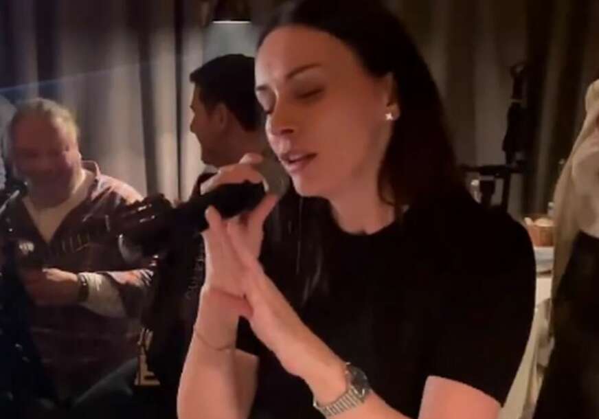 Glumica je sve oduševila svojim glasom: Sloboda Mićalović se latila mikrofona i zapjevala hit Lepe Brene (VIDEO)