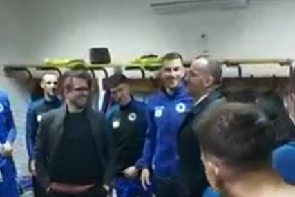Veselo u Zenici: Džeko podigao atmosferu, Zeljković OBRADOVAO igrače