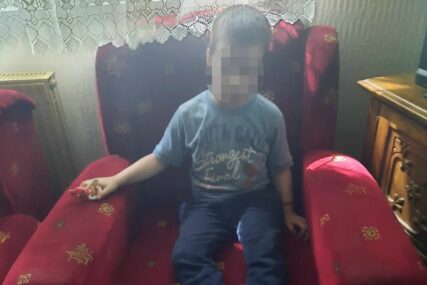 Dječak sjedi u fotelji