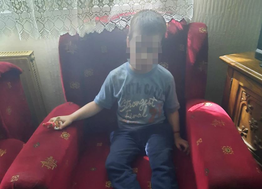 Dječak sjedi u fotelji