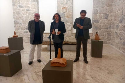 Otvorena izložba skulptura u Trebinju:  Đorđe Arnaut posjetiocima predstavio svoja umjetnička djela