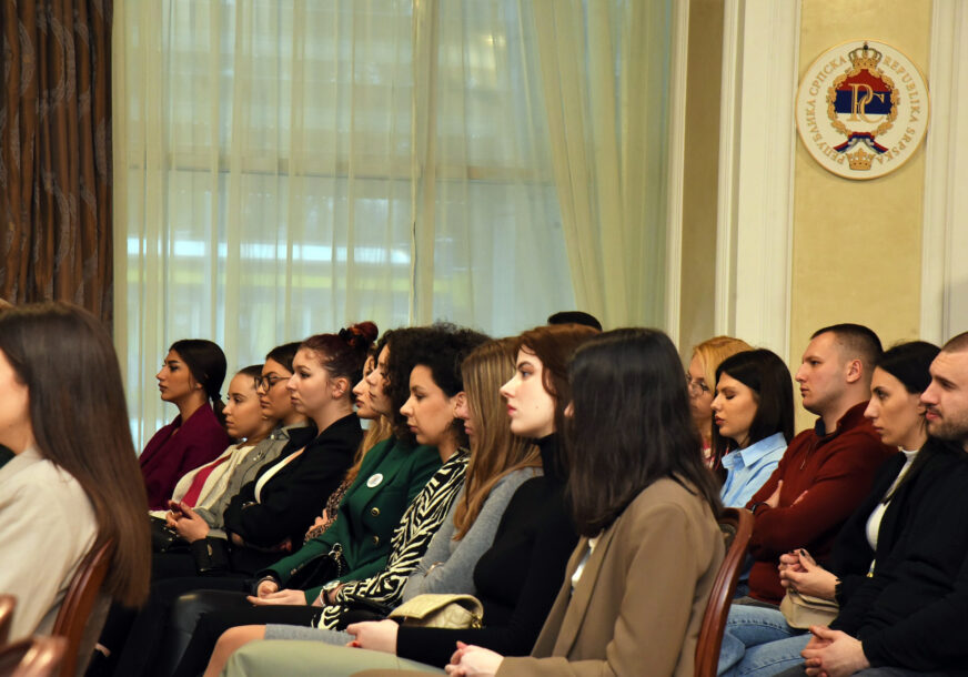 Premijer ugostio studente iz Kosovske Mitrovice
