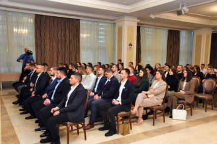 Premijer ugostio studente iz Kosovske Mitrovice
